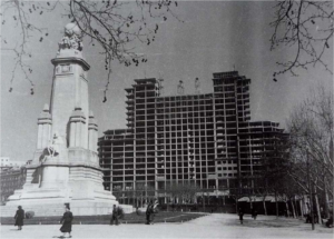 La estructura del edificio España al descubierto, en 1950